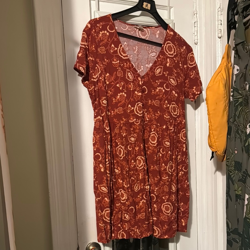 Ana Floral V-Neck Dress shirt in Rust